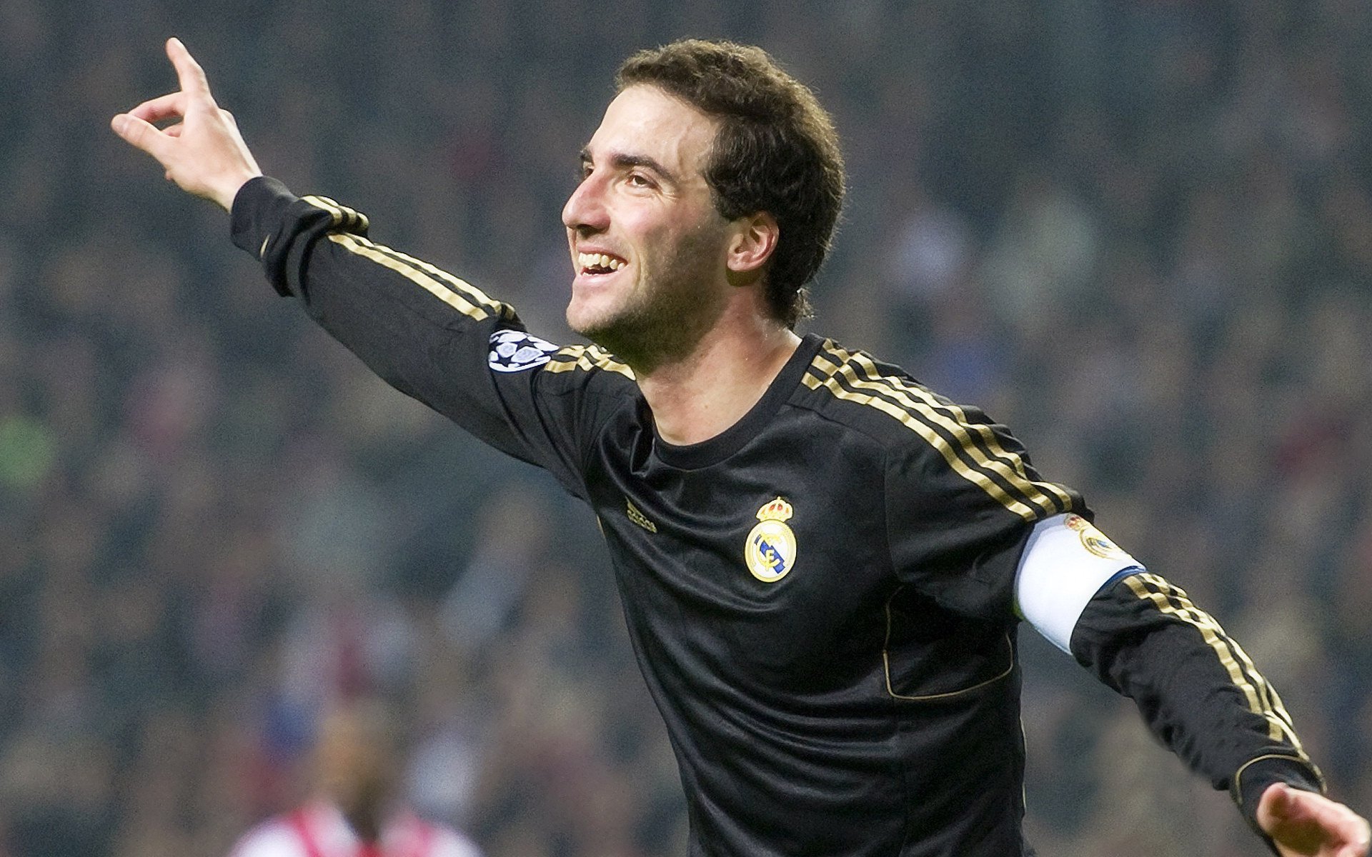 AC MILANSPORTS-球场“花式表演”：最惊艳的欧冠技能合集，欧冠训练用球